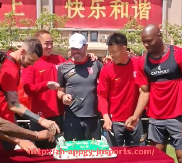 江南体育APP-世俱杯比赛球队换人策略分析及最佳换人时机探讨